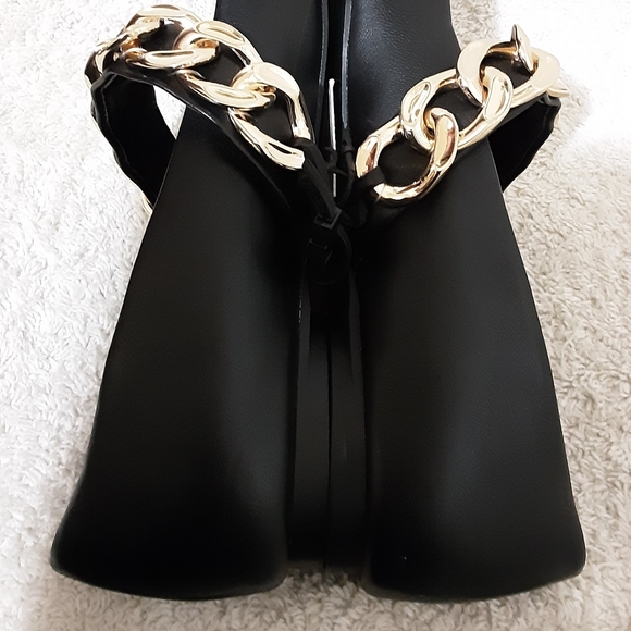 LEATHER BALLET FLATS WITH CHAINLow-heeled leather ballet flats with chain. - Picture 4 of 8